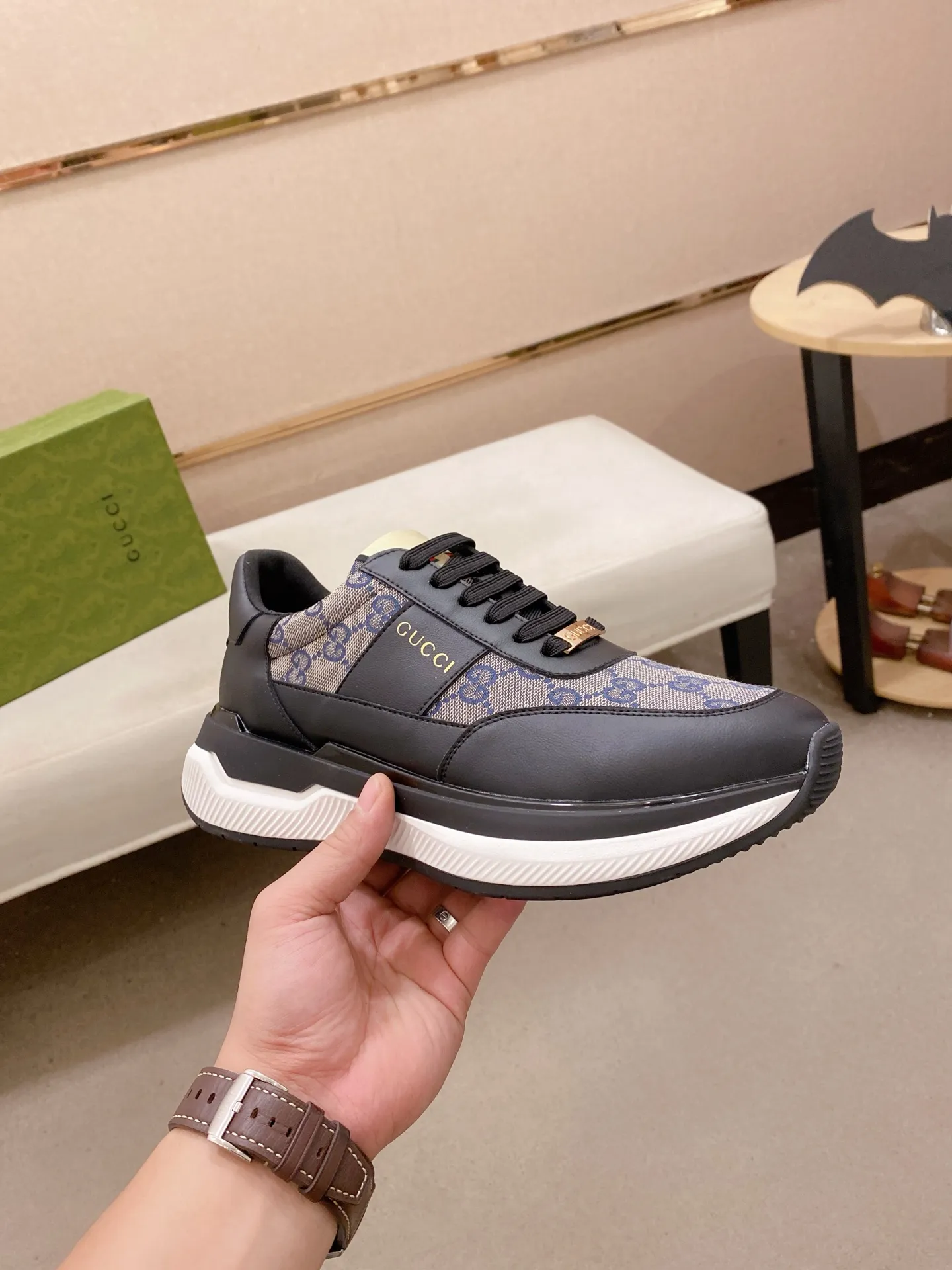 Men's shoes 💰 462💰The new GUCCI (Gucci) counters are launched simultaneously. The new men's shoes, 😘fabrics are selected from imported cowhide, and the lining is sheepskin lining. 👍🏿 High-end ☄️ air-cushion molded anti-slip rubber outsole, exquisite lines, simple and elegant, comfortable and high-end for leisure travel. Code number: 38 to 44 (45 can be customized and cannot be returned or exchanged)